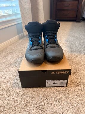 adidas TERREX Swift MID GTXMen’s Gray/Blue Hiking Shoes